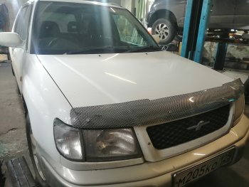 2 399 р. Дефлектор капота CA-Plastiс  Subaru Forester  SF (1997-2000) дорестайлинг (Шелкография карбон-серебро)  с доставкой в г. Таганрог. Увеличить фотографию 4