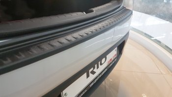 1 099 р. Накладка защитная на задний бампер Petroil Tuning  KIA Rio  4 FB (2016-2020) дорестайлинг седан (Текстурная поверхность)  с доставкой в г. Таганрог. Увеличить фотографию 3