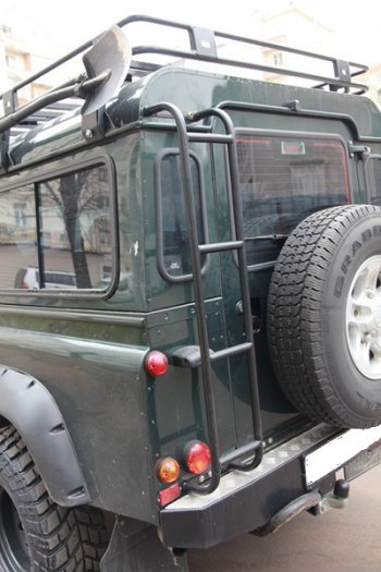 5 749 р. Лестница на крышу РИФ Land Rover Defender 110 1 L316 рестайлинг 5дв. (2007-2016)  с доставкой в г. Таганрог. Увеличить фотографию 2