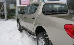 22 749 р. Защита порогов Russtal из трубы d76 мм с пластиковыми вставками для ног Mitsubishi L200 5 KK,KL рестайлинг (2018-2022) (Защита порогов с со скосами на торцах (вариант 1))  с доставкой в г. Таганрог. Увеличить фотографию 2