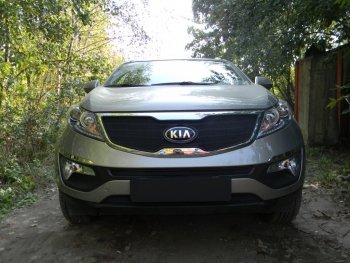 4 099 р. Защитная сетка в бампер (верх, ячейка 3х7 мм) Alfeco Стандарт  KIA Sportage  3 SL (2010-2014) дорестайлинг (Чёрная)  с доставкой в г. Таганрог. Увеличить фотографию 1