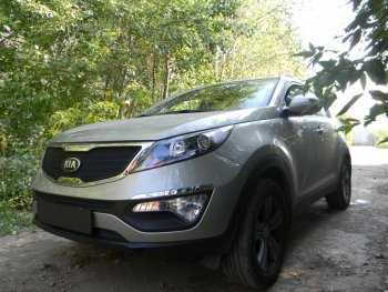 4 099 р. Защитная сетка в бампер (верх, ячейка 3х7 мм) Alfeco Стандарт  KIA Sportage  3 SL (2010-2014) дорестайлинг (Чёрная)  с доставкой в г. Таганрог. Увеличить фотографию 3