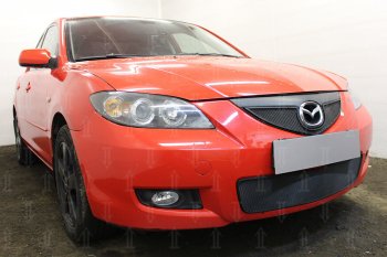 3 779 р. Защитная сетка в бампер (верх, ячейка 3х7 мм) Alfeco Стандарт  Mazda 3/Axela  BK (2006-2009) рестайлинг седан (Чёрная)  с доставкой в г. Таганрог. Увеличить фотографию 3