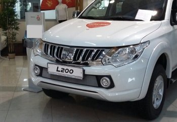 3 199 р. Защитная сетка в бампер (низ, ячейка 3х7 мм) Alfeco Стандарт  Mitsubishi L200  5 KK,KL (2015-2019) дорестайлинг (Хром)  с доставкой в г. Таганрог. Увеличить фотографию 2