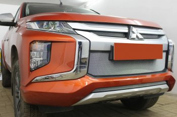 2 689 р. Защитная сетка в бампер (низ, ячейка 3х7 мм) Alfeco Стандарт  Mitsubishi L200  5 KK,KL (2018-2022) рестайлинг (Хром)  с доставкой в г. Таганрог. Увеличить фотографию 3