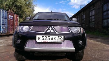 4 949 р. Защитная сетка в бампер (низ, ячейка 4х10 мм) Alfeco Премиум Mitsubishi L200 4  дорестайлинг (2006-2014) (Хром)  с доставкой в г. Таганрог. Увеличить фотографию 2