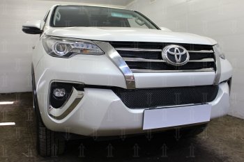 4 999 р. Защитная сетка в бампер (низ, ячейка 4х10 мм) Стрелка11 Премиум Toyota Fortuner AN160 дорестайлинг (2015-2020) (Чёрная)  с доставкой в г. Таганрог. Увеличить фотографию 3