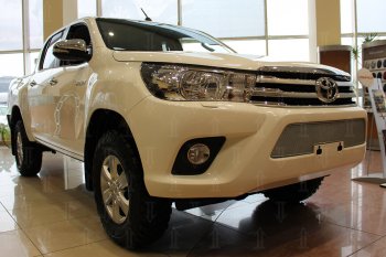 4 499 р. Защитная сетка в бампер (низ, ячейка 4х10 мм) Стрелка11 Премиум Toyota Hilux AN120 дорестайлинг (2016-2020) (Хром)  с доставкой в г. Таганрог. Увеличить фотографию 2