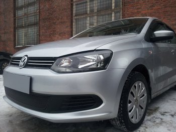 4 199 р. Защитная сетка в бампер (низ, ячейка 4х10 мм) Стрелка11 Премиум Volkswagen Polo 5 седан дорестайлинг (2009-2015) (Чёрная)  с доставкой в г. Таганрог. Увеличить фотографию 3