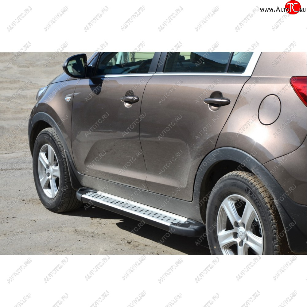 27 799 р. Пороги бумер алюминиевые с резинкой, Техно Сфера  KIA Sportage ( 1 JA,  2 JE,KM,  3 SL,  4 QL,  5 NQ5) (1993-2025) дорестайлинг,  рестайлинг, дорестайлинг, рестайлинг, дорестайлинг, рестайлинг (Черный глянец)  с доставкой в г. Таганрог