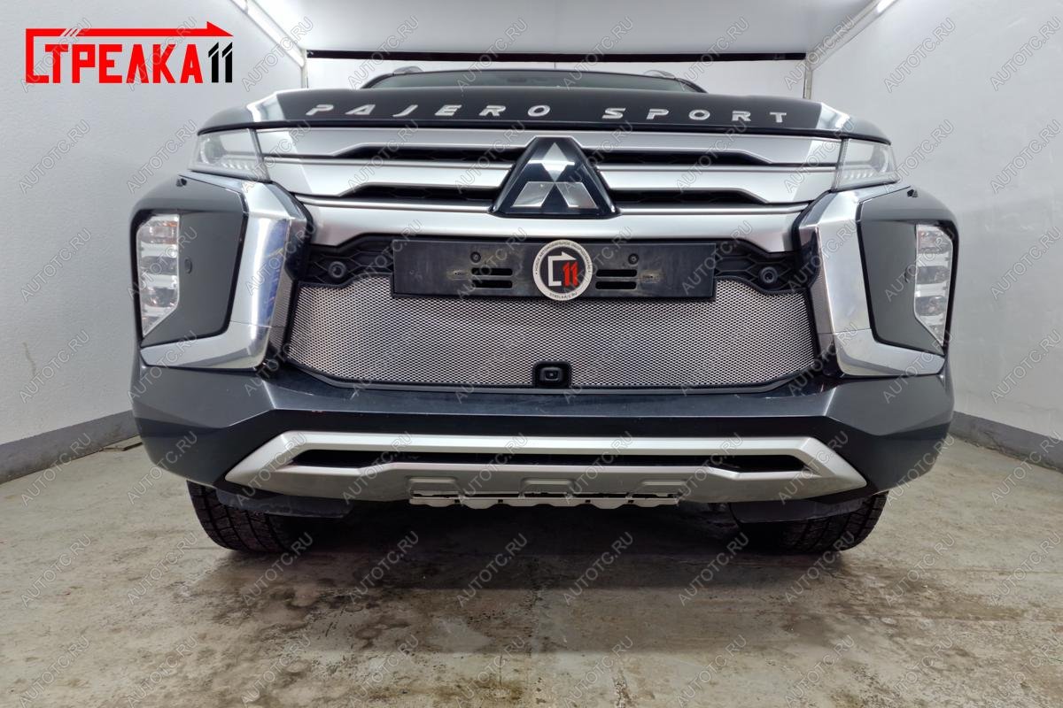 3 599 р. Защита радиатора (с камерой) Стрелка11 Стандарт  Mitsubishi Pajero Sport  QF (2019-2022) рестайлинг (черная)  с доставкой в г. Таганрог