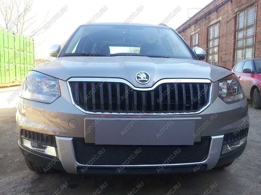 2 899 р. Защита радиатора (центральная) (Outdoor) Стрелка11 Стандарт  Skoda Yeti (2013-2018) (черная)  с доставкой в г. Таганрог