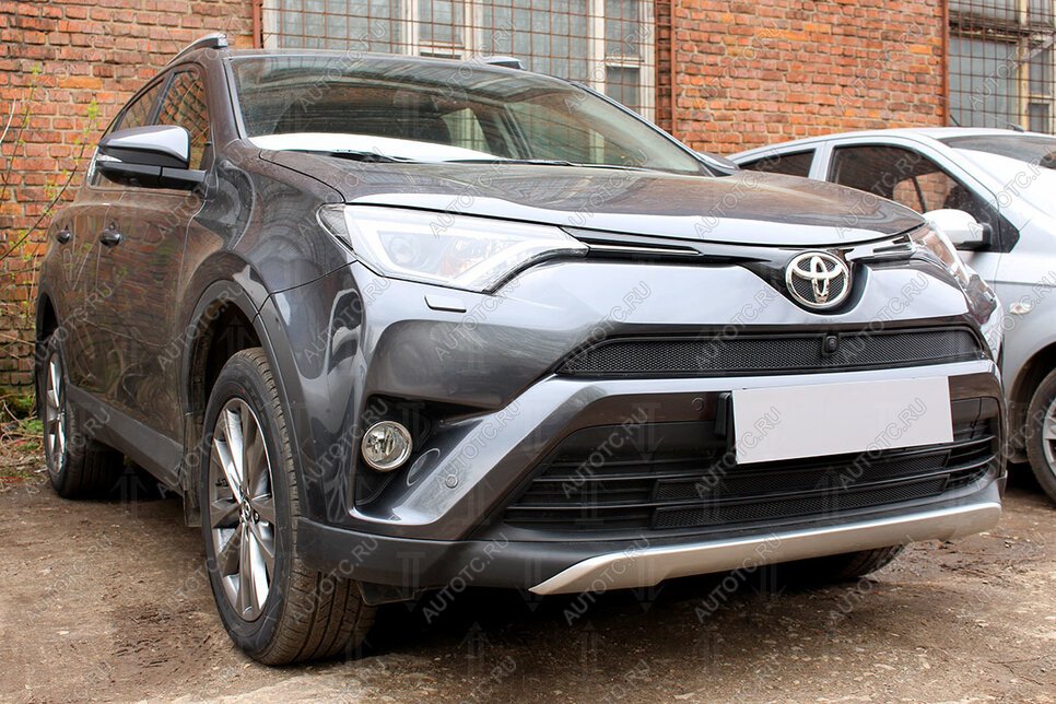 2 799 р. Защита радиатора (верх с камерой) Стрелка11 Стандарт  Toyota RAV4  XA40 (2015-2019) 5 дв. рестайлинг (черная)  с доставкой в г. Таганрог