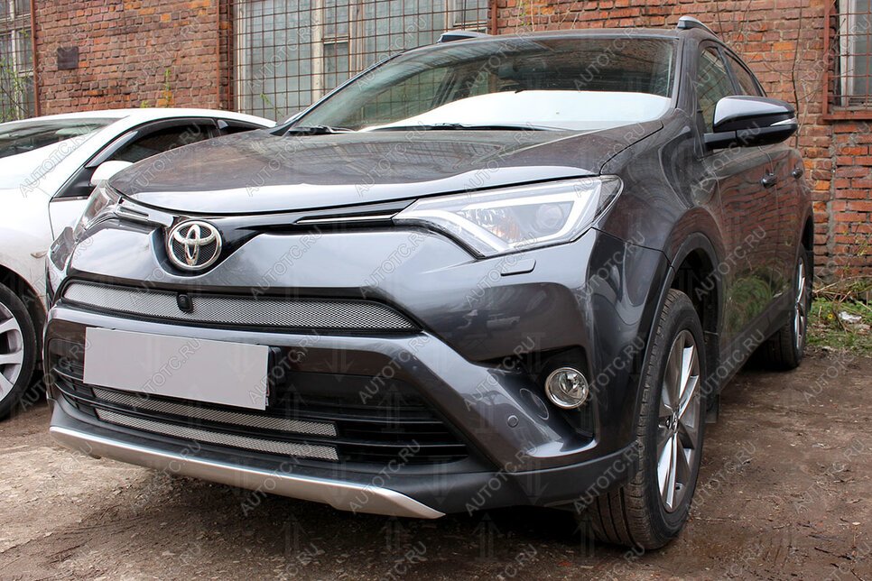 3 599 р. Защита радиатора (верх с камерой) Стрелка11 Стандарт  Toyota RAV4  XA40 (2015-2019) 5 дв. рестайлинг (хром)  с доставкой в г. Таганрог