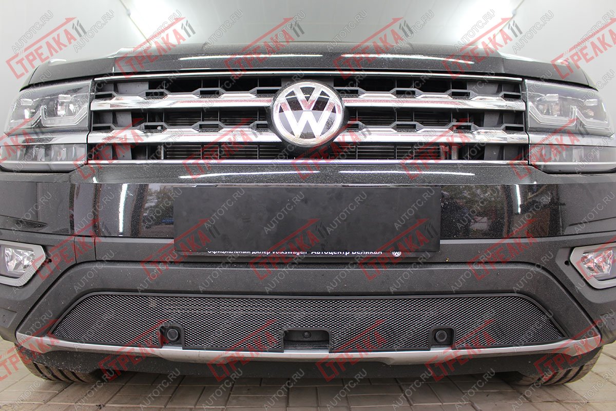 3 399 р. Защита радиатора (низ с камерой и парктроником) Стрелка11 Стандарт Volkswagen Teramont CA1 дорестайлинг (2016-2020) (черная)  с доставкой в г. Таганрог