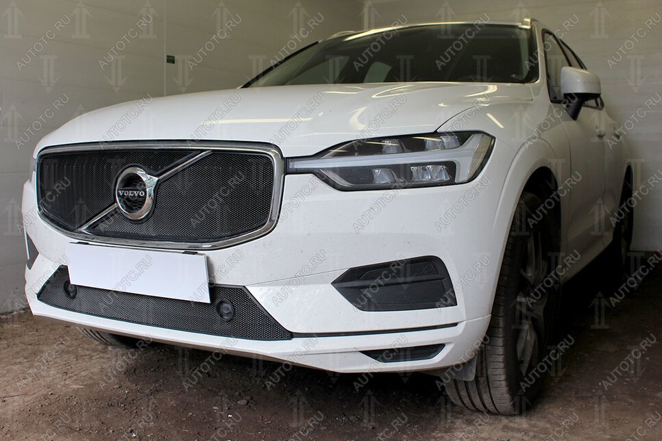 3 899 р. Защита радиатора (Inscription) (верх 2 части) Стрелка11 Стандарт  Volvo XC60 (2017-2022) (черная)  с доставкой в г. Таганрог