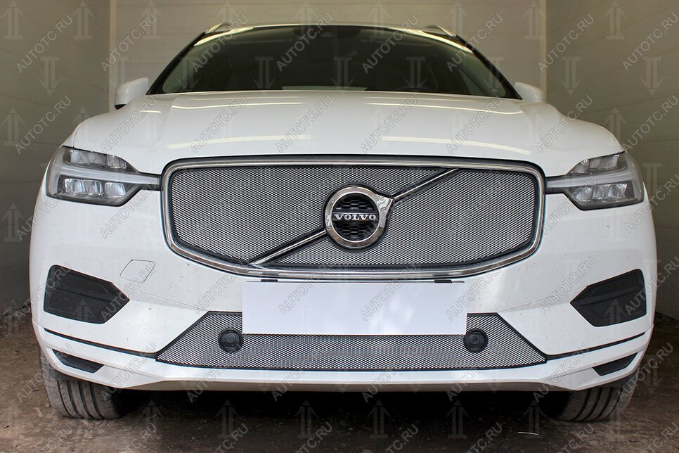 4 099 р. Защита радиатора (Inscription) (верх 2 части) Стрелка11 Стандарт  Volvo XC60 (2017-2022) (хром)  с доставкой в г. Таганрог