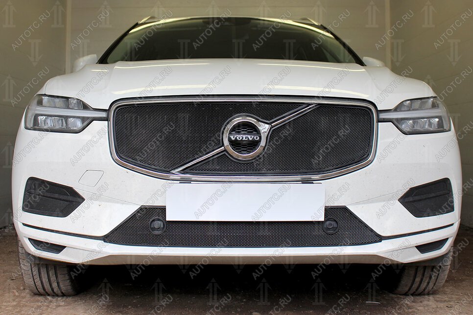 3 899 р. Защита радиатора (R-Design) (верх 2 части) Стрелка11 Стандарт  Volvo XC60 (2017-2022) (черная)  с доставкой в г. Таганрог