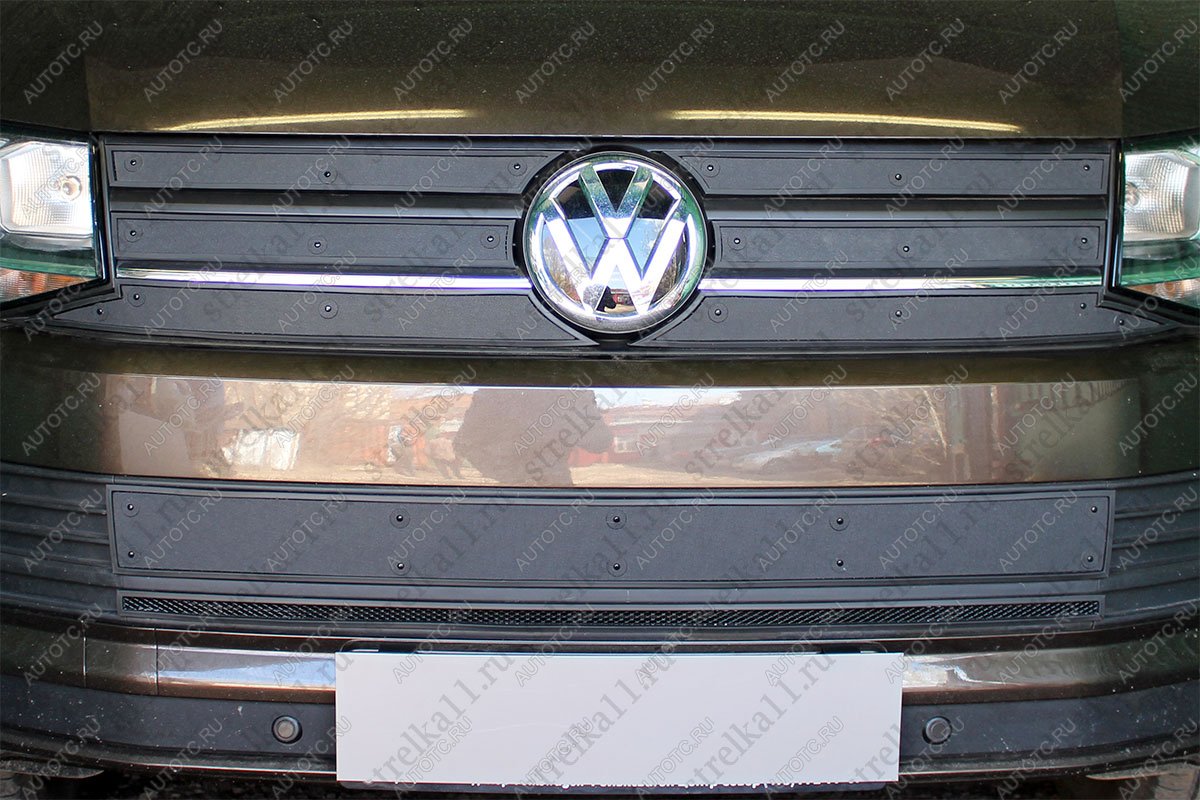 799 р. Зимняя заглушка решетки радиатора (низ) (TrendLine) Стрелка11  Volkswagen Caravelle  T6 - Transporter  T6 (черная)  с доставкой в г. Таганрог