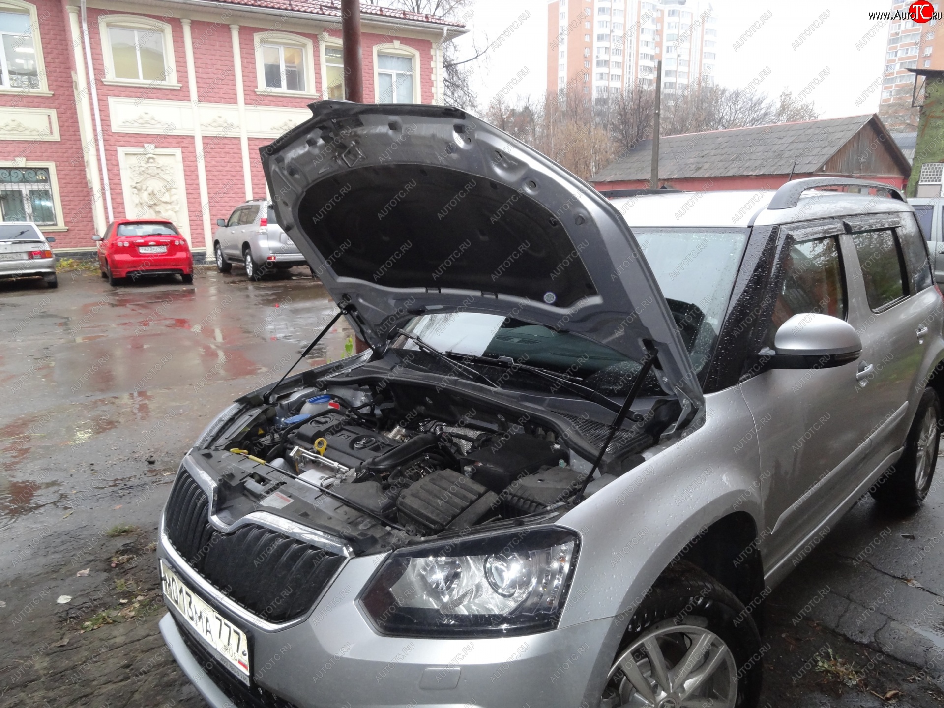 2 199 р. Упоры капота Russtal Skoda Yeti (2013-2018) (2 штуки)  с доставкой в г. Таганрог