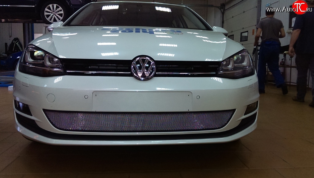 1 539 р. Сетка на бампер Russtal (хром) Volkswagen Golf 7 дорестайлинг, хэтчбэк 5 дв. (2012-2017)  с доставкой в г. Таганрог