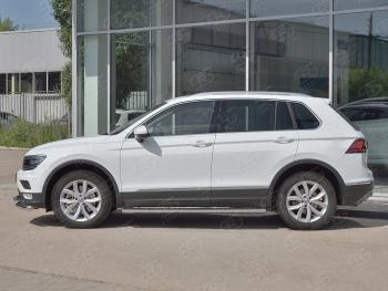 31 649 р. Защита порогов (Ø120х60 мм с проступью, NOT R-LINE) Russtal Volkswagen Tiguan Mk2 рестайлинг (2020-2022) (полированная нержавейка)  с доставкой в г. Таганрог. Увеличить фотографию 2